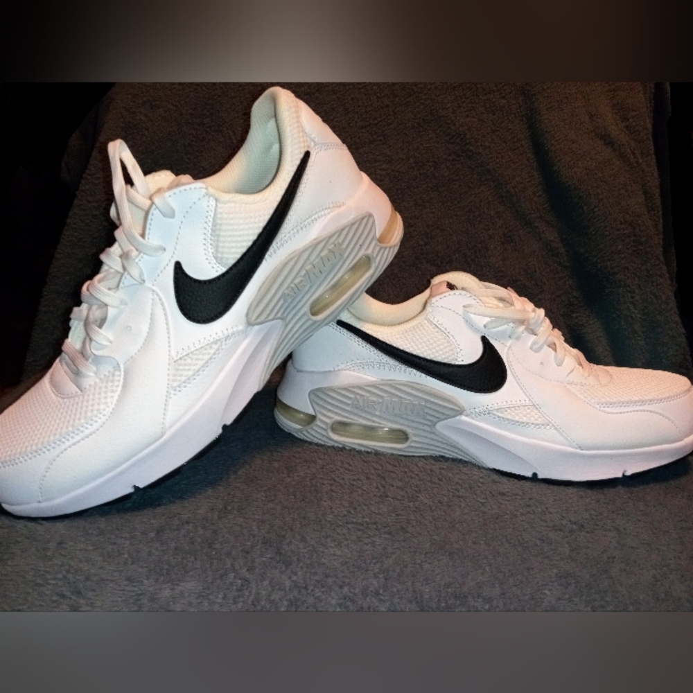 Nike black on white size 9.5 AIRMAX